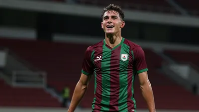 Pogoń Szczecin i Wisła Kraków zmierzyły się w dramatycznym meczu Ekstraklasy, który zakończył się remisem 2:2
